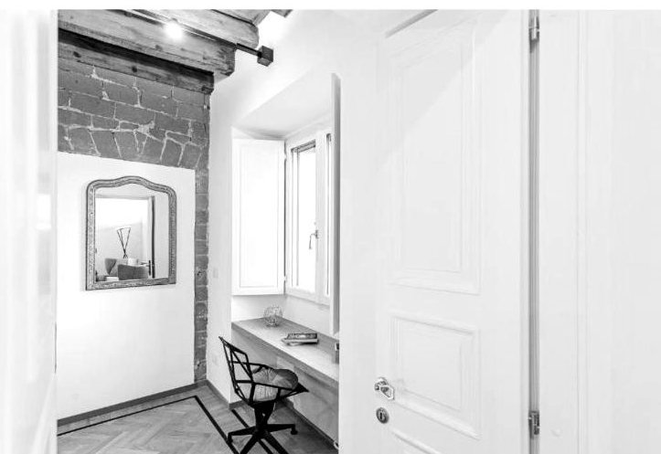 Casa Asnago e Vender — angolo studio fra mattoni e specchio dorato