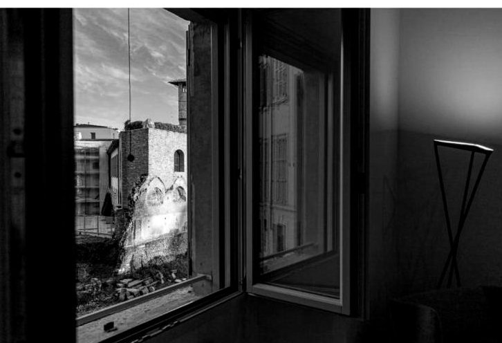 Casa Asnago e Vender — luce calda dalla finestra sulle rovine