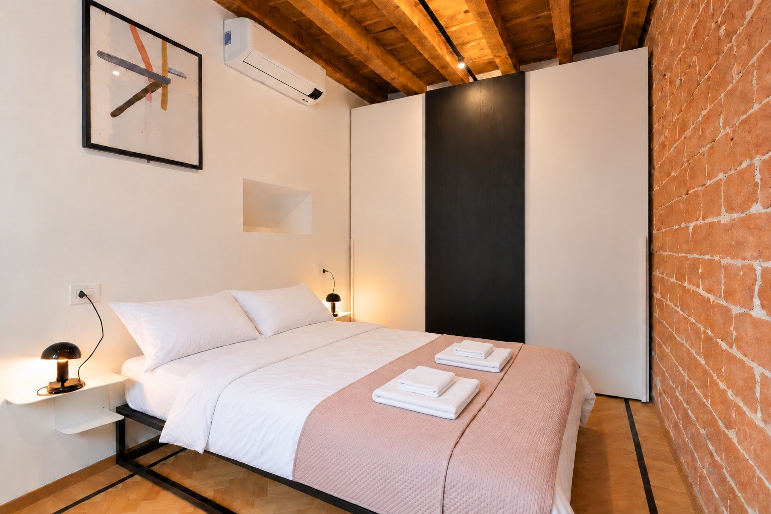 Casa Asnago e Vender — la camera da letto con il muro in mattoni
