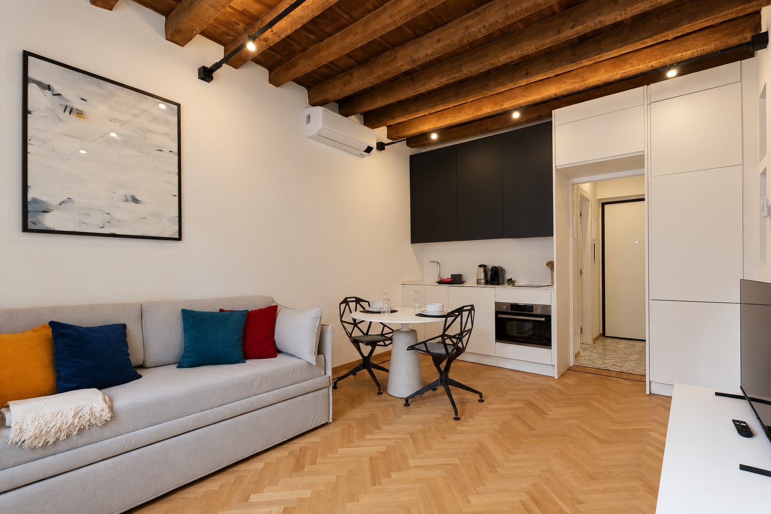 Casa Asnago e Vender — il soggiorno con il divano e la cucina