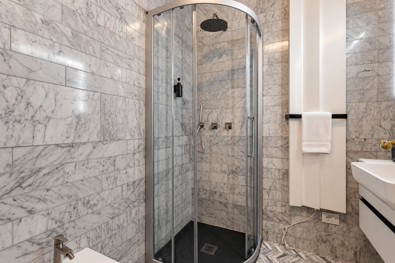 Casa Asnago e Vender — il bagno con la doccia