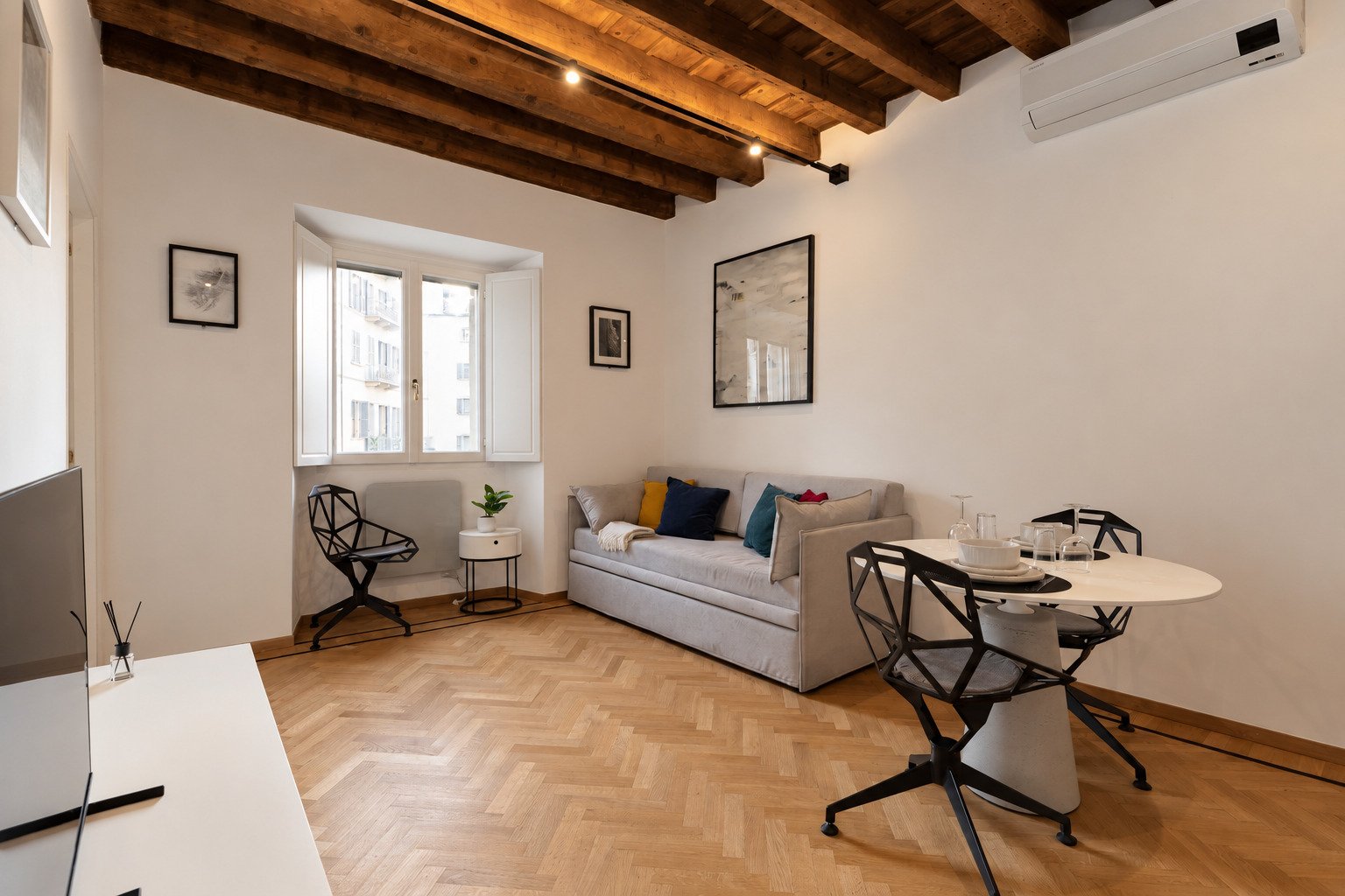 Casa Asnago e Vender — il soggiorno e la finestra
