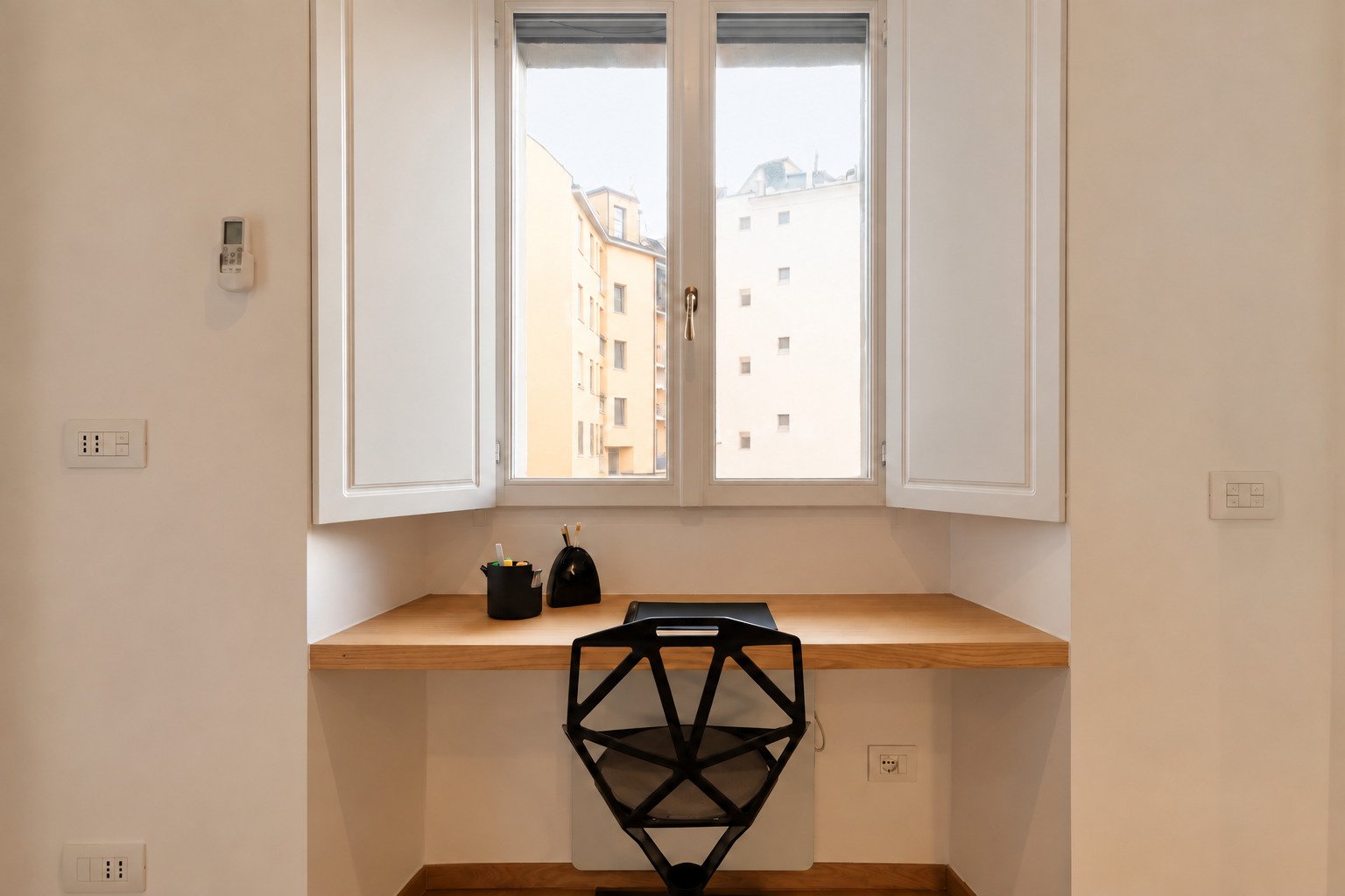 Casa Asnago e Vender — lo scrittoio sotto la finestra
