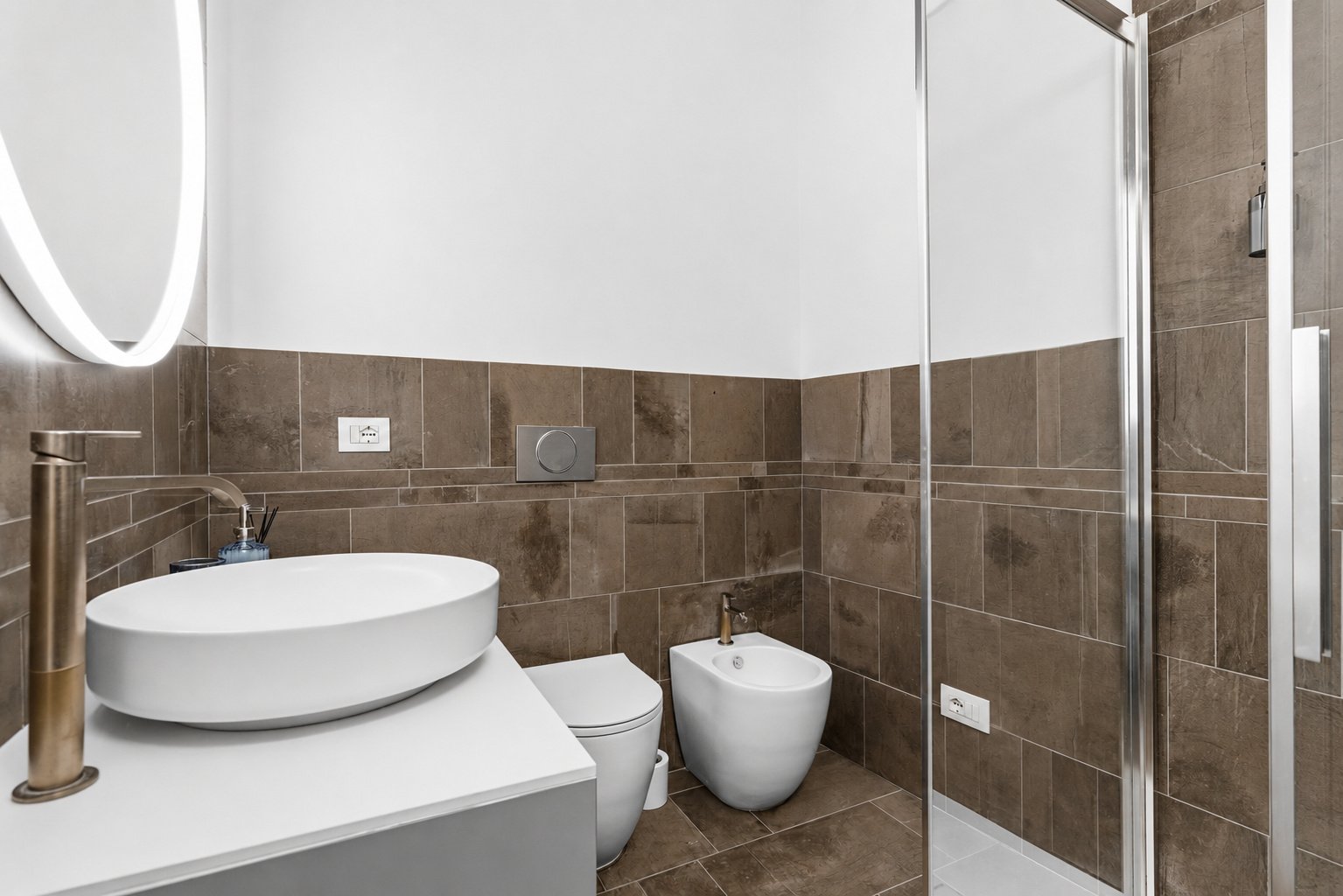 Casa Figini Pollini — bagno in gres moka con specchio retroilluminato