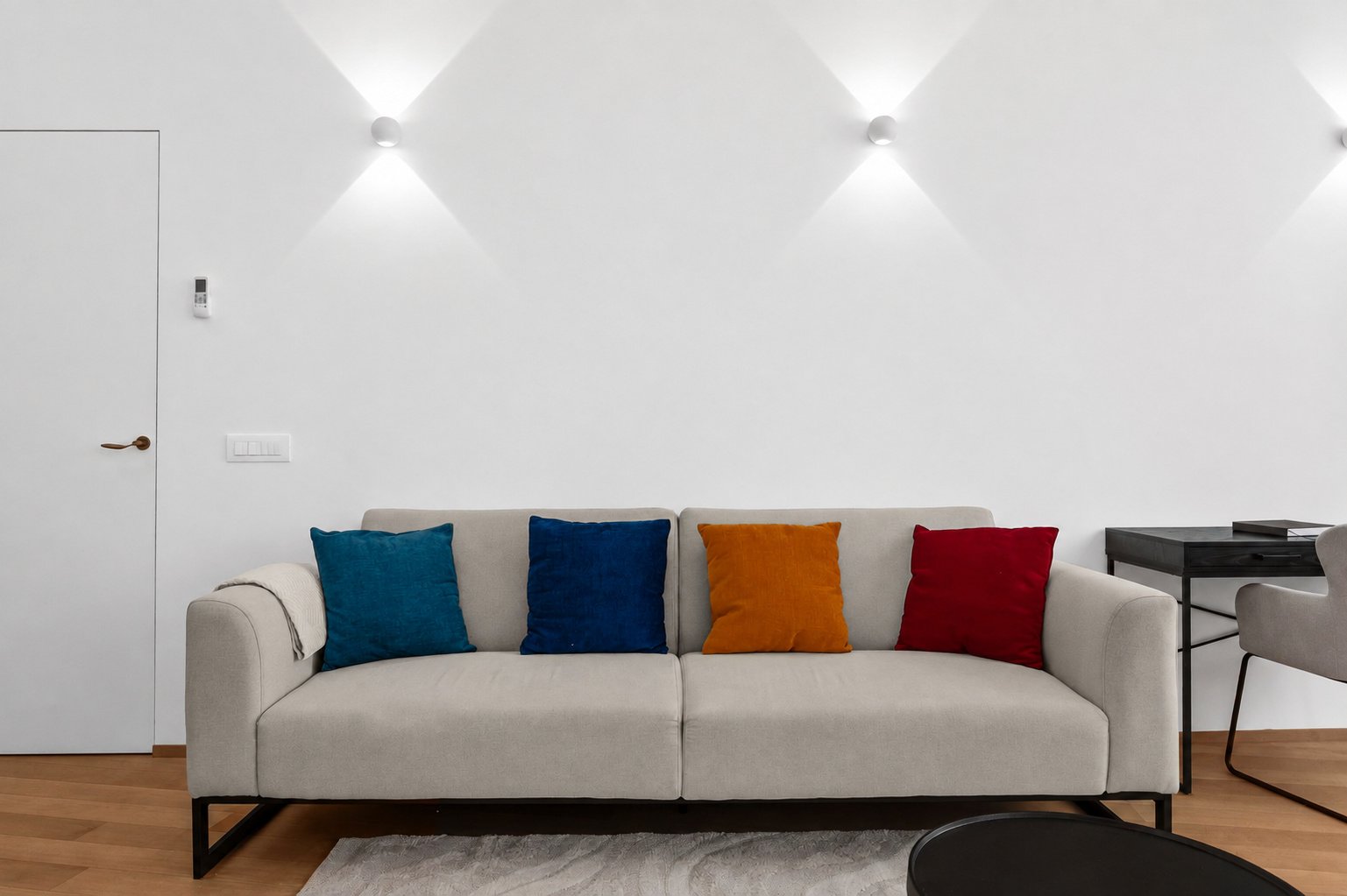 Casa Figini Pollini — divano con cuscini colorati