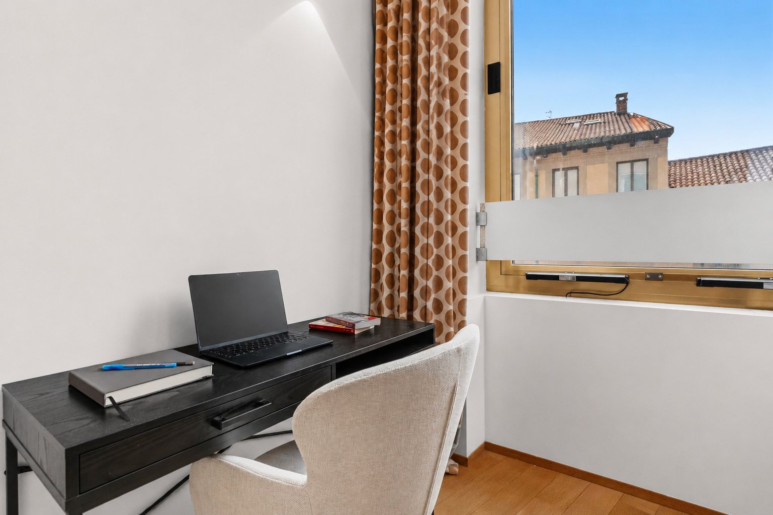 Casa Figini Pollini — angolo scrivania con vista sui tetti