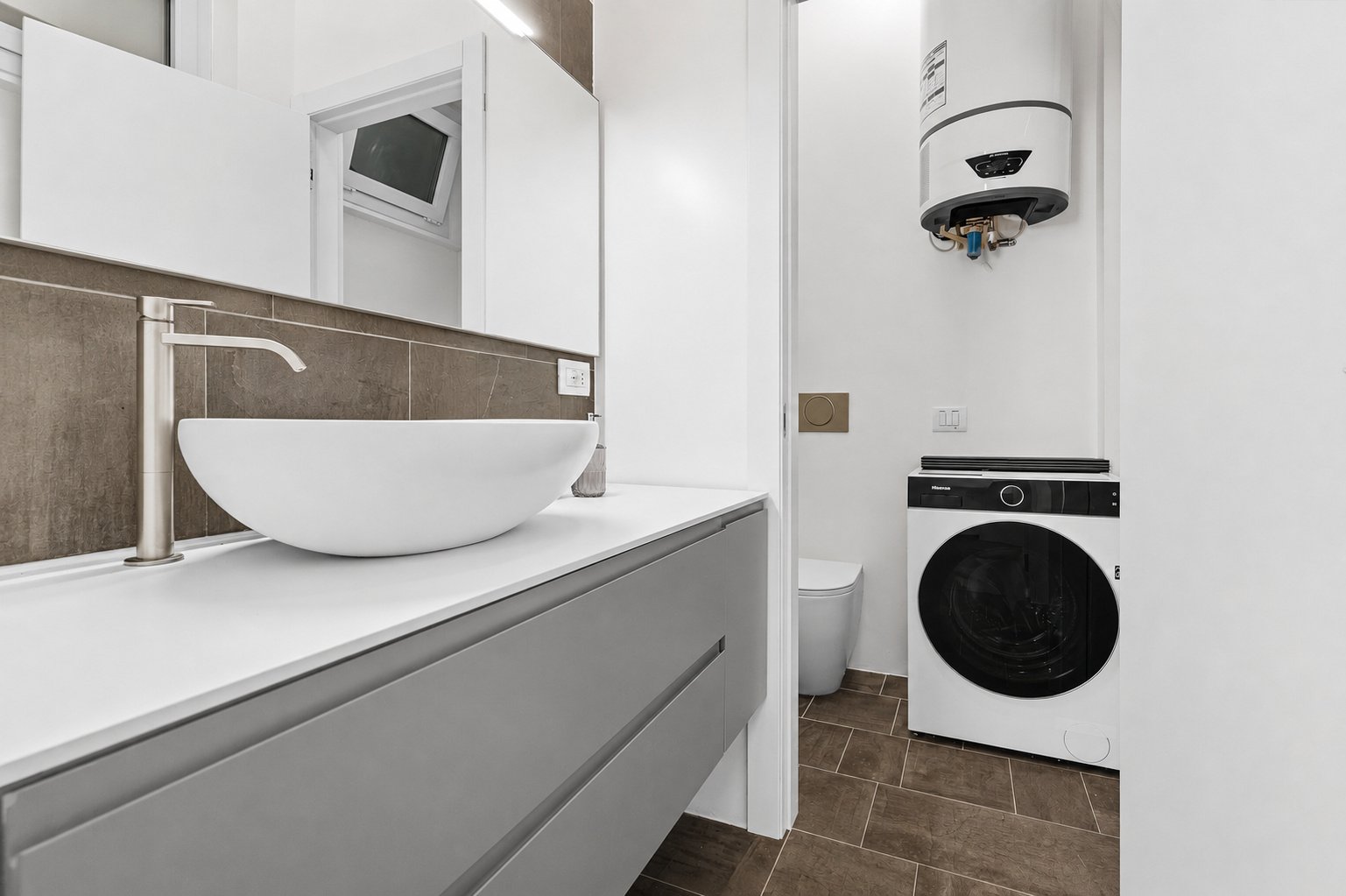 Casa Figini Pollini — lavabo con angolo lavanderia