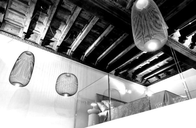 Casa Gio Ponti — lampade a sospensione sotto il soffitto storico