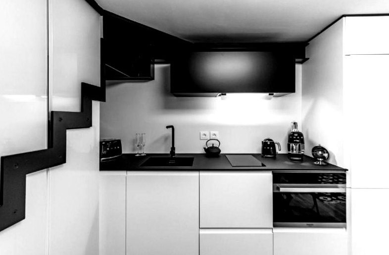 Casa Gio Ponti — la cucina nera attrezzata