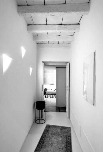 Casa Gio Ponti — il corridoio con travi bianche