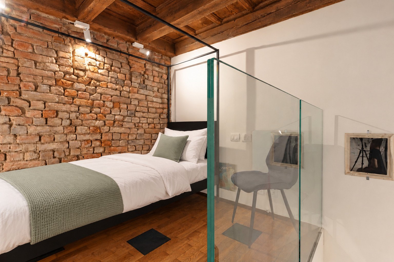 Casa Gio Ponti — la seconda camera con il muro in mattoni a vista