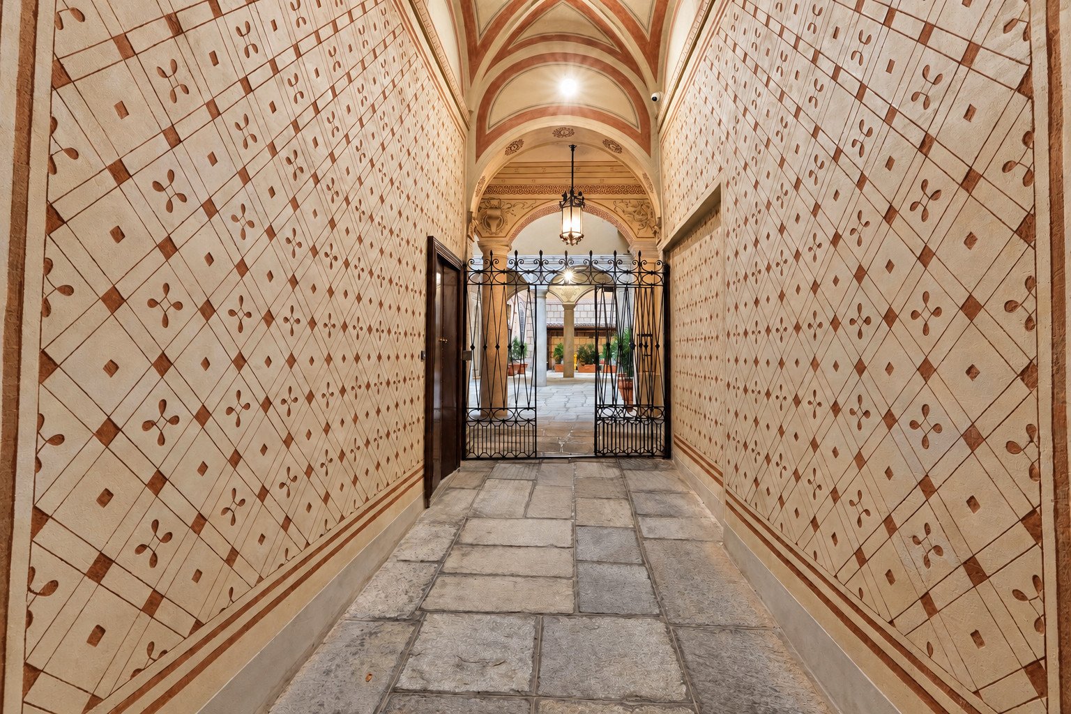 L’androne decorato del palazzo di Via dei Piatti