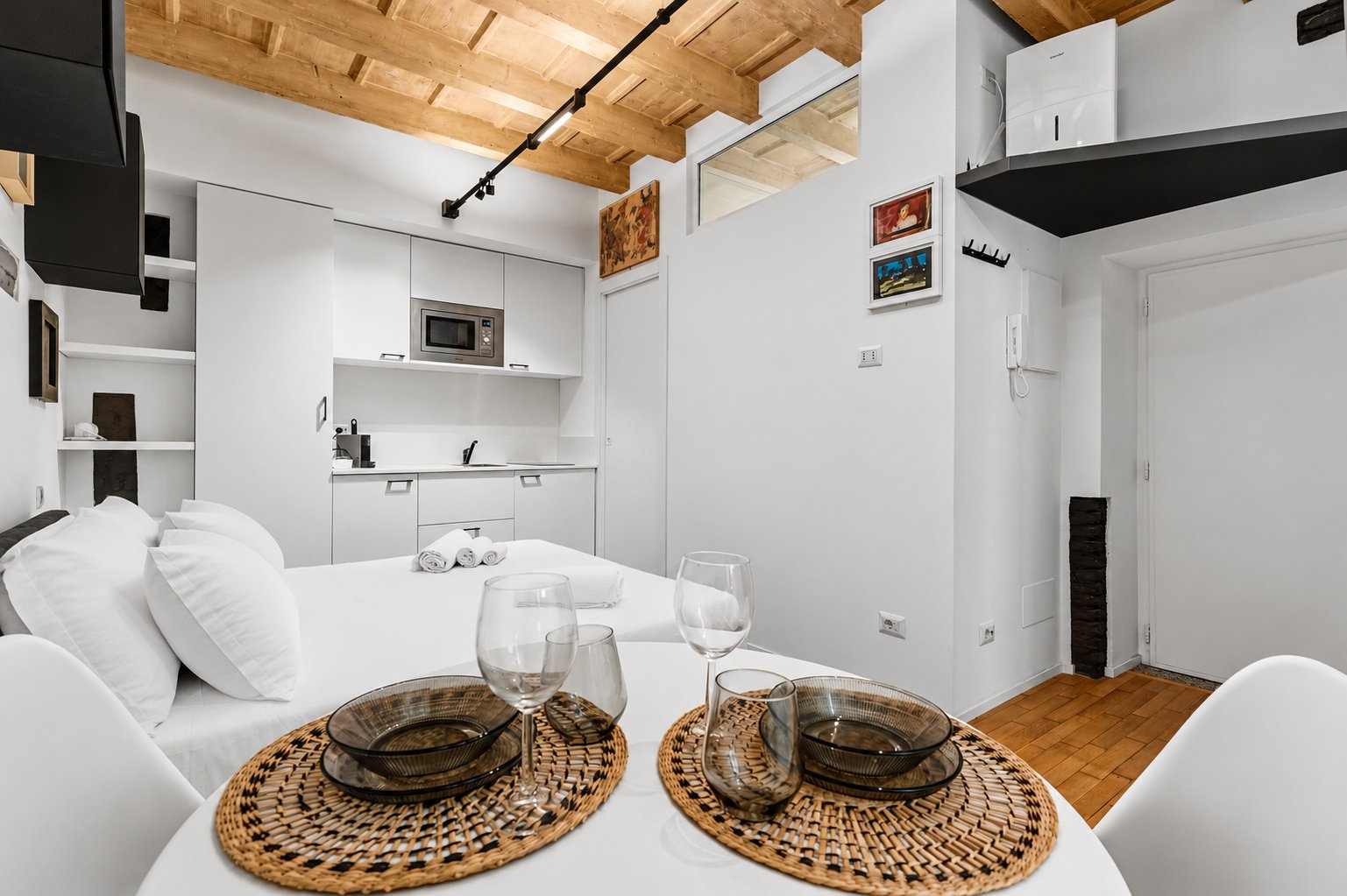 Casa Portaluppi — tavolo tondo apparecchiato