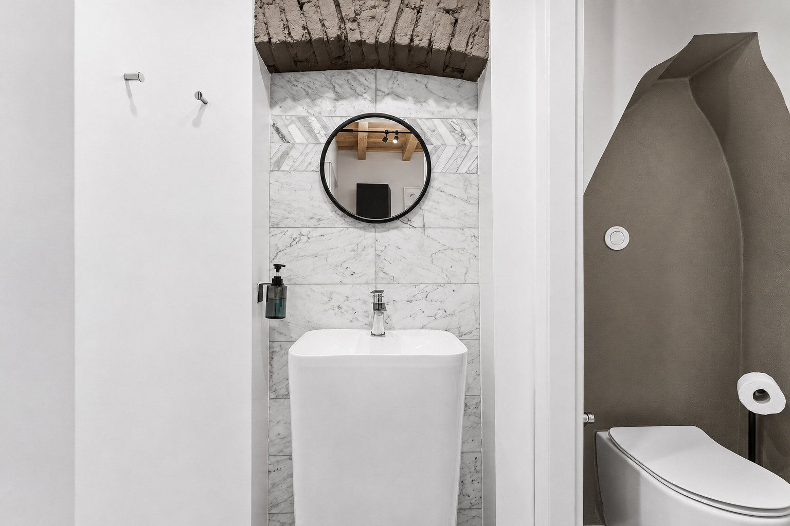 Casa Portaluppi — bagno in marmo di Carrara con nicchia e specchio tondo
