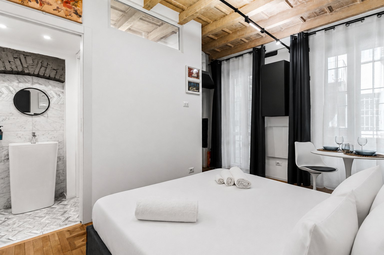 Casa Portaluppi — camera verso il bagno