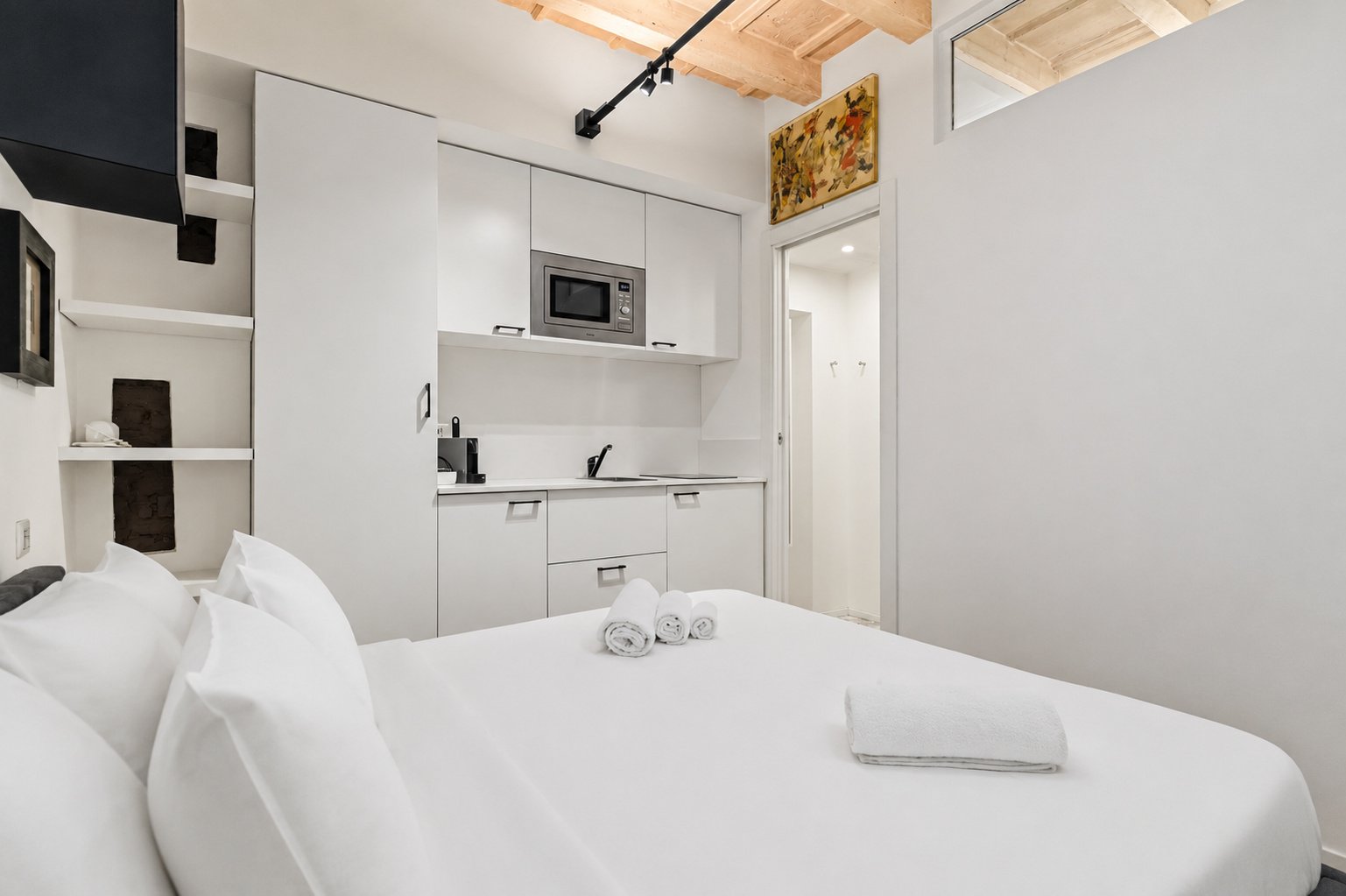 Casa Portaluppi — cucina verso l'ingresso