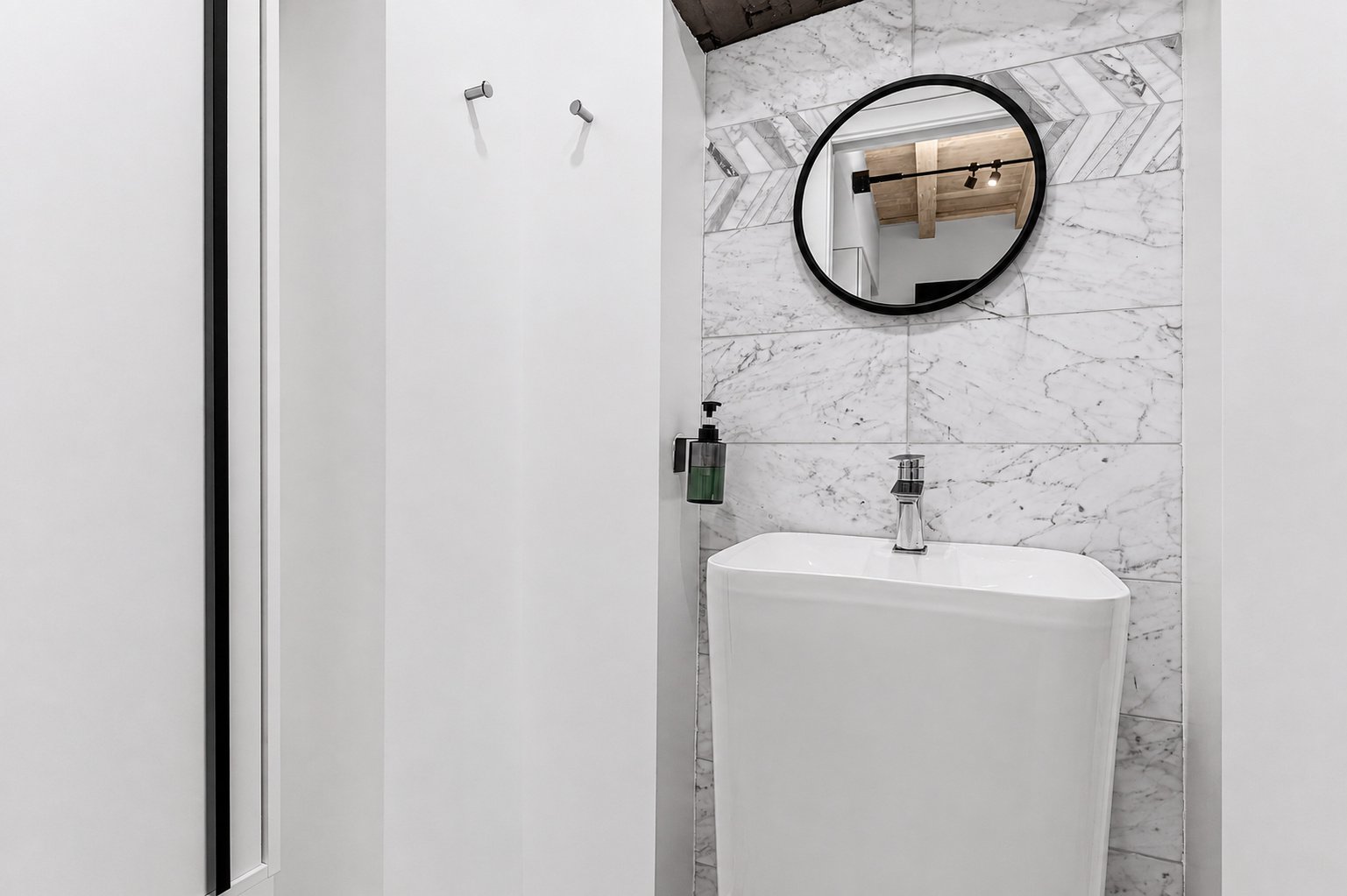 Casa Portaluppi — lavabo a colonna con specchio tondo