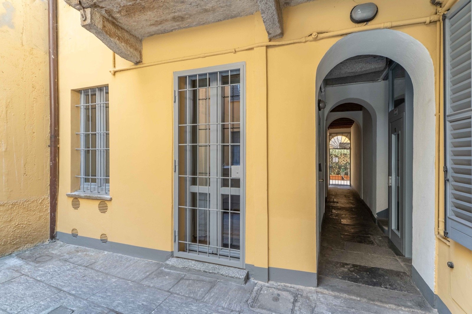 Il cortile interno con androne voltato