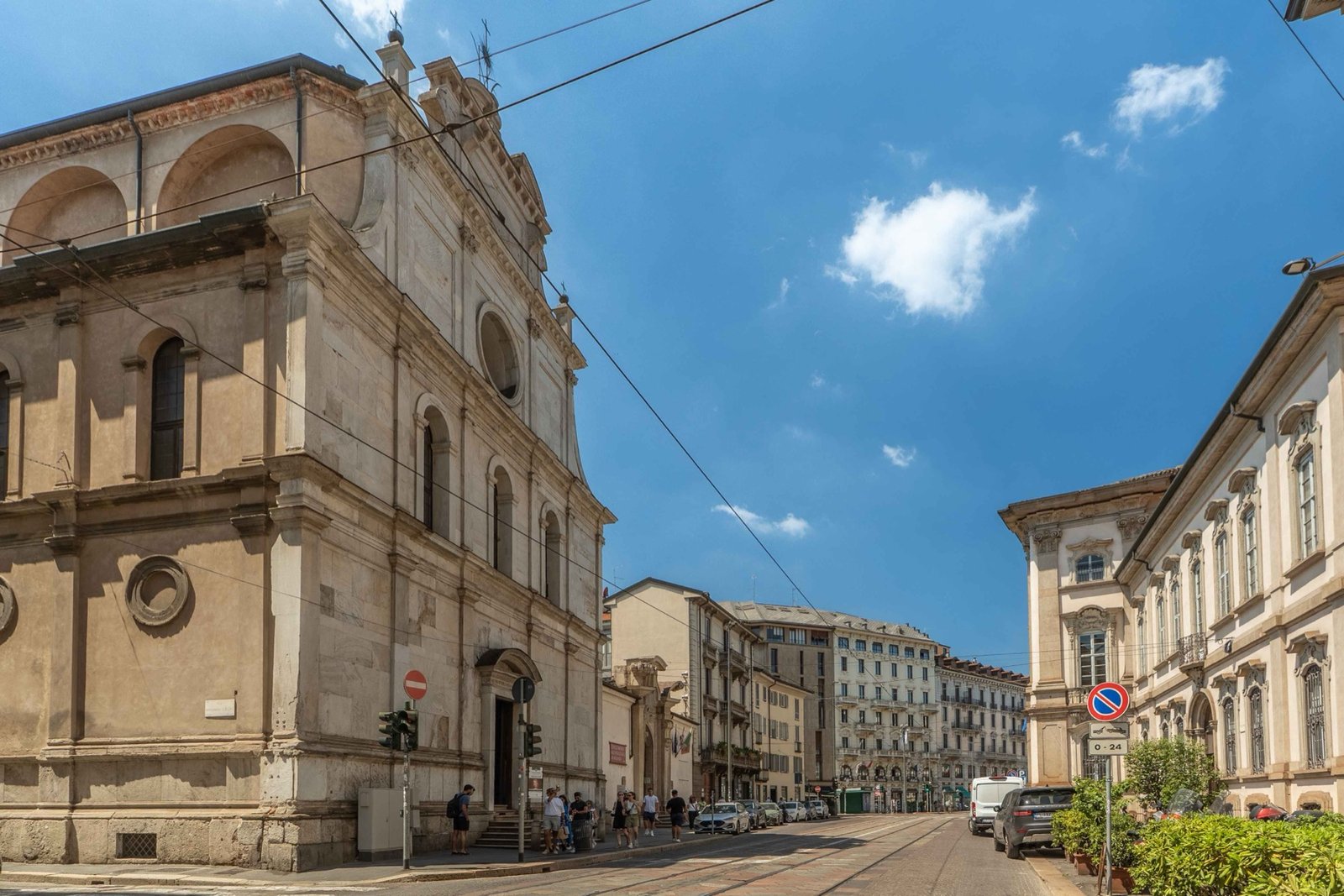 Corso Magenta con la chiesa di San Maurizio al Monastero Maggiore, a pochi passi da Casa Portaluppi